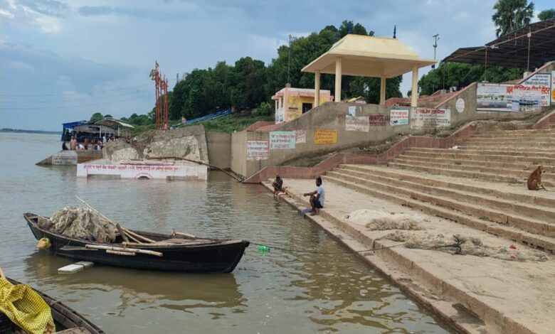 बलुआ पश्चिम वाहिनी घाट पर बना मंदिर डूबने के कगार पर