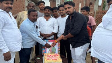 मथेला में राज्यसभा सांसद का जन्मदिन मनाते लोग