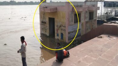 बलुआ घाट पर आधा डूबा चेंजिंग रूम