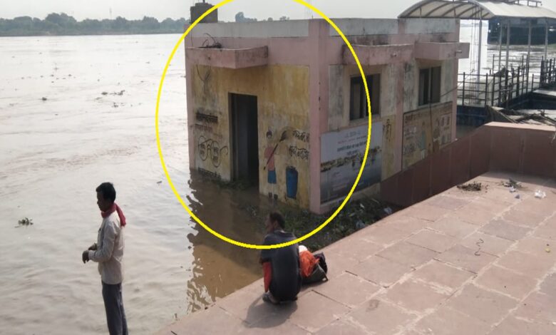 बलुआ घाट पर आधा डूबा चेंजिंग रूम