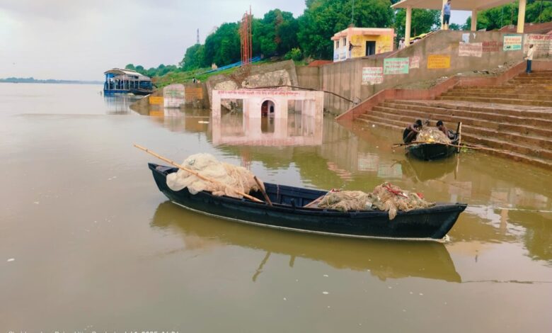 बलुआ घाट पर बने गंगा मंदिर में घुसा पानी