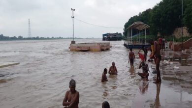 बलुआ घाट पर दुकानों के पास पहुँचा पानी