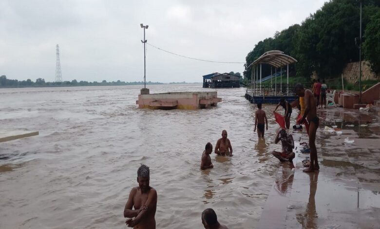 बलुआ घाट पर दुकानों के पास पहुँचा पानी