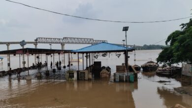 उफनती गंगा के रौद्र रूप से घाट को अपने आगोश में लेते हुए चारों ओर फैला पानी