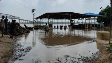गंगा घाट पर जाने वाली सभी सीढ़ियाँ पानी में डूबी