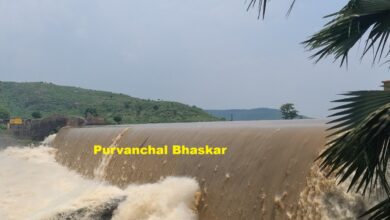 लतीफ़ शाह बाँध के ऊपर से गिरता पानी