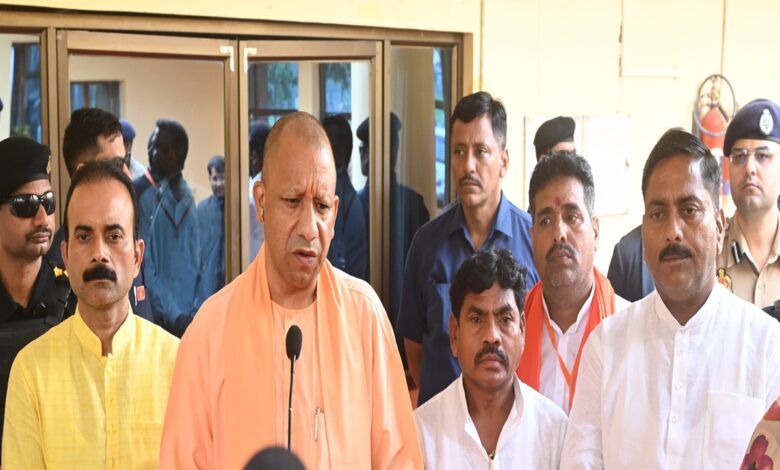 मीडिया को सम्बोधित करते सीएम योगी