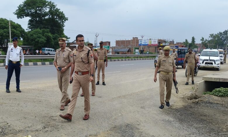चेक प्वाइंट का निरीक्षण करते एसपी