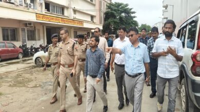 सीएम योगी के प्रस्तावित दौरे के मद्देनजर जिला अस्पताल में तैयारियों का जायजा लेते डीएम, एसपी, सीडीओ और सीएमओ