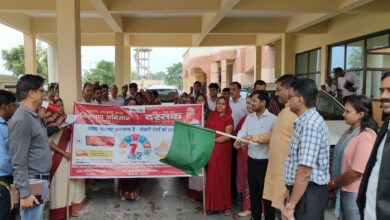 जागरूकता रैली को हरी झंडी दिखाकर रवाना करते विधायक और डीएम