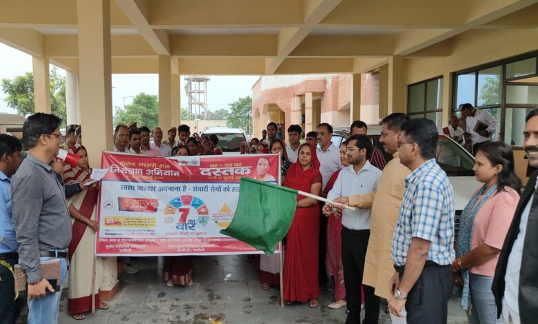 जागरूकता रैली को हरी झंडी दिखाकर रवाना करते विधायक और डीएम