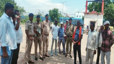 स्टैंड के लिए सीमांकन करते आरपीएफ व रेलवे अधिकारी