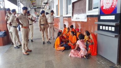 बैजनाथ धाम जाने वाले कांवड़ियों से बात करते आरपीएफ इंस्पेक्टर प्रदीप रावत