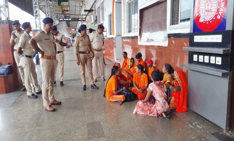 बैजनाथ धाम जाने वाले कांवड़ियों से बात करते आरपीएफ इंस्पेक्टर प्रदीप रावत