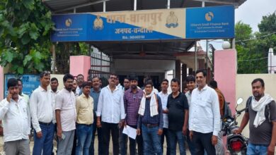 धानापुर थाने पर तहरीर देने पहुंचे ग्राम पंचायत अधिकारी