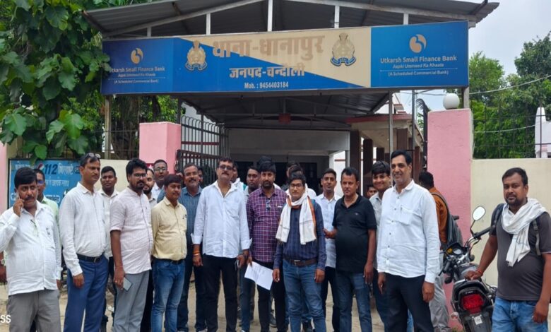 धानापुर थाने पर तहरीर देने पहुंचे ग्राम पंचायत अधिकारी