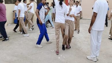 महिला पुलिसकर्मियों को ट्रेनिंग देते प्रशिक्षक कुमार नंद जी