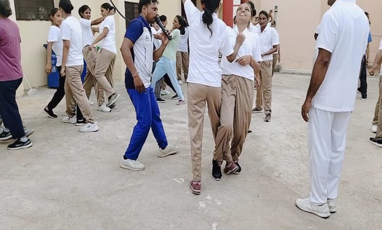 महिला पुलिसकर्मियों को ट्रेनिंग देते प्रशिक्षक कुमार नंद जी