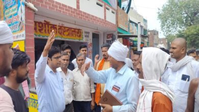 कमालपुर कस्बे में चेकिंग करती विद्युत विभाग की टीम