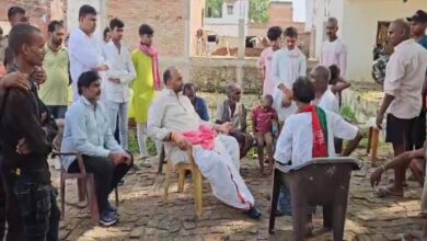 सुंडेहरा पहुंचकर पीड़ित परिवारों से सपा नेता ने की मुलाकात