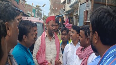 धरना स्थल पर पूर्व विधायक मनोज सिंह डब्ल्यू जानकारी लेते हुए