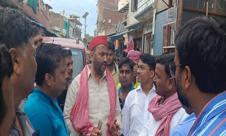 धरना स्थल पर पूर्व विधायक मनोज सिंह डब्ल्यू जानकारी लेते हुए
