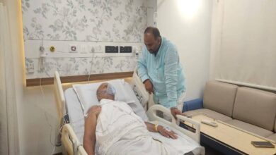 अस्पताल में भर्ती पिता का हालचाल लेते पूर्व सपा विधायक मनोज सिंह डब्ल्यू