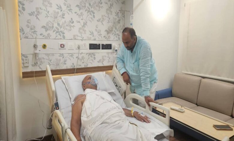 अस्पताल में भर्ती पिता का हालचाल लेते पूर्व सपा विधायक मनोज सिंह डब्ल्यू