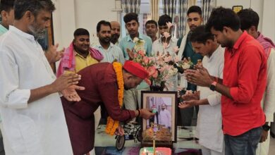 सपा प्रमुख अखिलेश यादव की तस्वीर को केक खिलाते पूर्व सपा विधायक मनोज सिंह डब्ल्यू