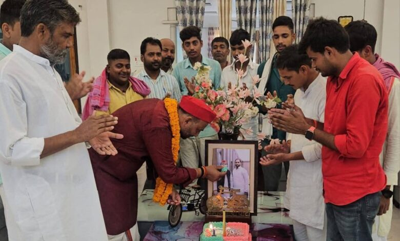 सपा प्रमुख अखिलेश यादव की तस्वीर को केक खिलाते पूर्व सपा विधायक मनोज सिंह डब्ल्यू