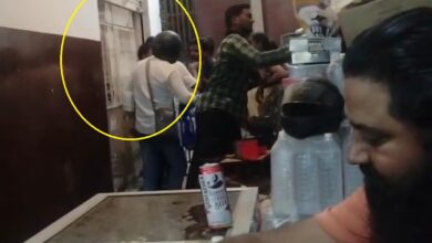 सामने से शटर बंद कर बगल की खिड़की से शराब बेचते दुकानदार