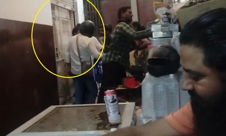 सामने से शटर बंद कर बगल की खिड़की से शराब बेचते दुकानदार