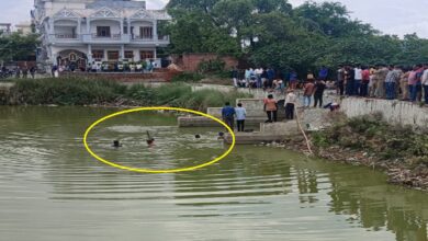 दामोदरा दास तालाब में दुबे शक्श को ढूढ़ते स्थानीय लोग और गोताखोर