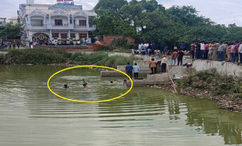 दामोदरा दास तालाब में दुबे शक्श को ढूढ़ते स्थानीय लोग और गोताखोर
