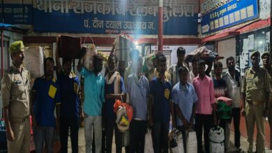 डीडीयू जीआरपी की गिरफ्त में अवैध वेंडर