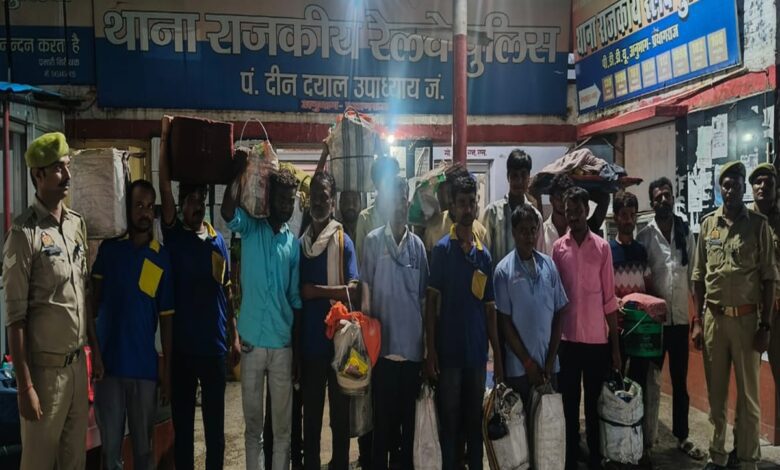 डीडीयू जीआरपी की गिरफ्त में अवैध वेंडर