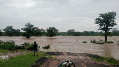 बारिश के पानी से जलमग्न सड़क मार्ग