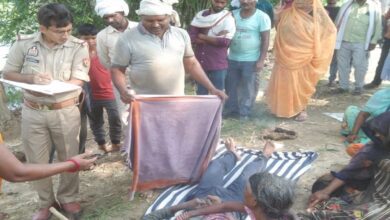 मृतक के शव की जांच करते पुलिस अधिकारी