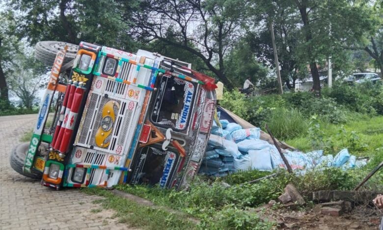 सड़क किनारे पलटी डीएपी लदी ट्रक