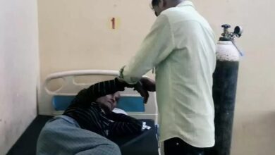 सीएचसी नौगढ़ में इलाजरत घायल बुजुर्ग