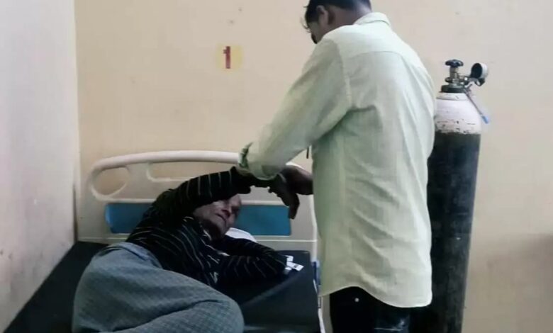 सीएचसी नौगढ़ में इलाजरत घायल बुजुर्ग