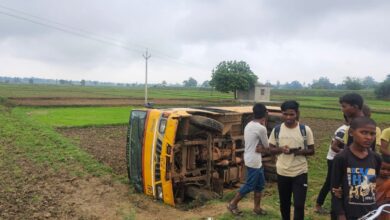 खेत में पलटा स्कूली बस, मौके पर मौजूद छात्र