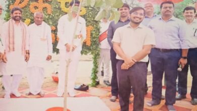 वृक्षारोपण के दौरान राज्य मंत्री, डीएम के साथ डीएफओ बी रविशंकर