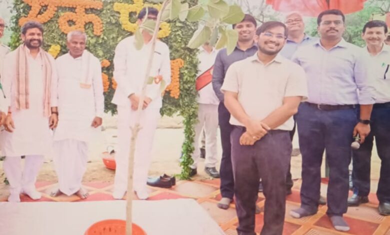 वृक्षारोपण के दौरान राज्य मंत्री, डीएम के साथ डीएफओ बी रविशंकर