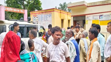 नौगढ़ सीएचसी पर इकट्ठा परिजन और ग्रामीण