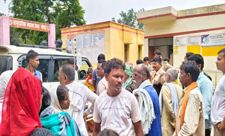 नौगढ़ सीएचसी पर इकट्ठा परिजन और ग्रामीण