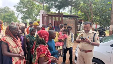 अपर पुलिस अधीक्षक से न्याय की गुहार लगाते वनवासी