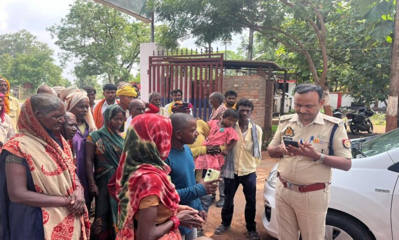अपर पुलिस अधीक्षक से न्याय की गुहार लगाते वनवासी
