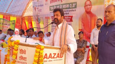 कार्यक्रम स्थल पर उपस्थित लोगों से वृक्षारोपण करने की अपील करते आयुष मंत्री