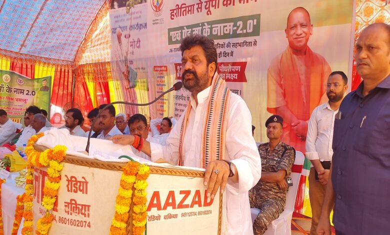 कार्यक्रम स्थल पर उपस्थित लोगों से वृक्षारोपण करने की अपील करते आयुष मंत्री
